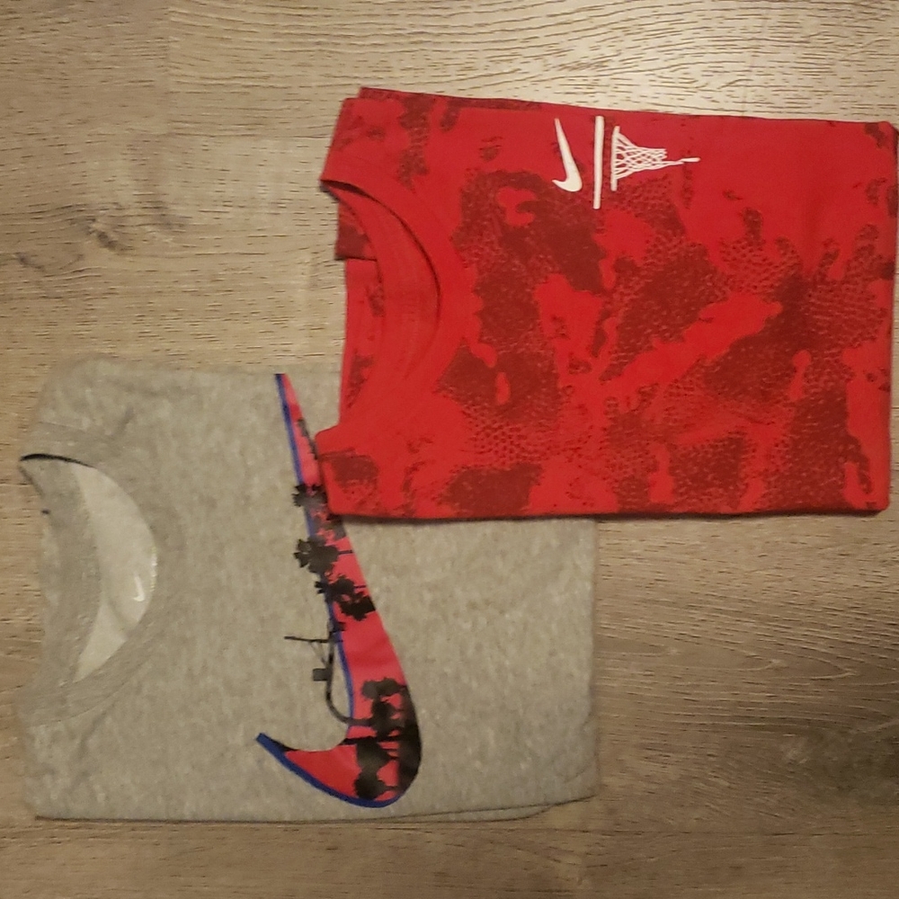 Two nike crew neck short sleeved crew neck tees so med.